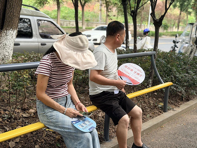 火遍全网的“一根杆长椅” ,泸州也安排上了!(图4) 4.jpg