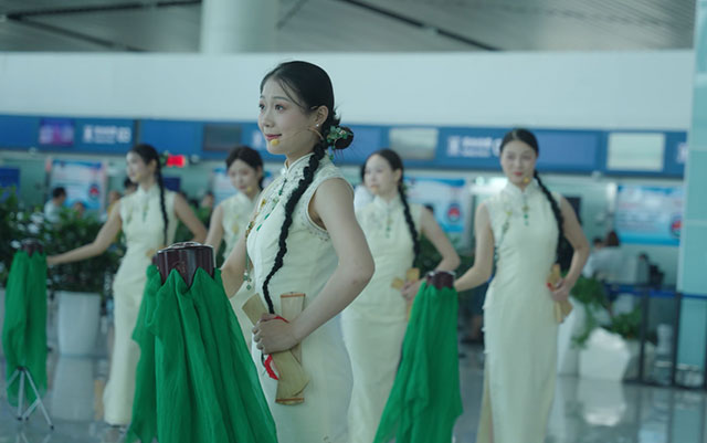 邂逅巴蜀古韵!泸州非遗快闪登陆云龙机场(图3) 3.jpg