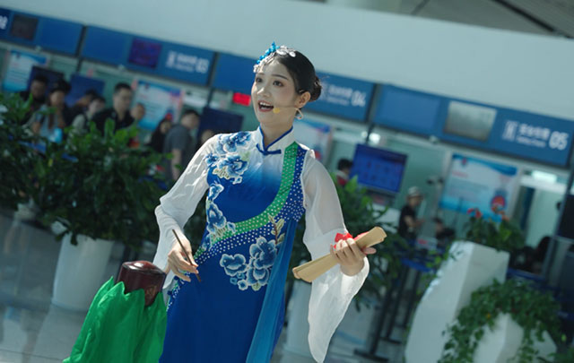 邂逅巴蜀古韵!泸州非遗快闪登陆云龙机场(图2) 2.jpg