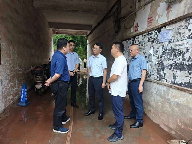 朱江督导纳溪区强降雨防范应对工作(图1) 朱1.jpg