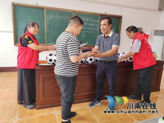 爱心捐资润童心 曲艺赋能促成长|泸县海牧专业合作社捐资开展留守儿童曲艺赋能公益培训(图11) 发奖.jpg
