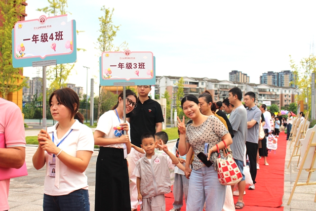 投送成功!江阳开学名场面来了(图1) 1.jpg