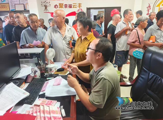 红高粱喜获丰收!泸县云龙镇订单农业铺就富民路(图1) 高粱款兑现.jpg