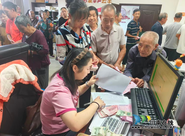 红高粱喜获丰收!泸县云龙镇订单农业铺就富民路(图2) 高粱款兑现1.jpg