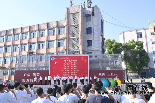 集体宣誓1.JPG