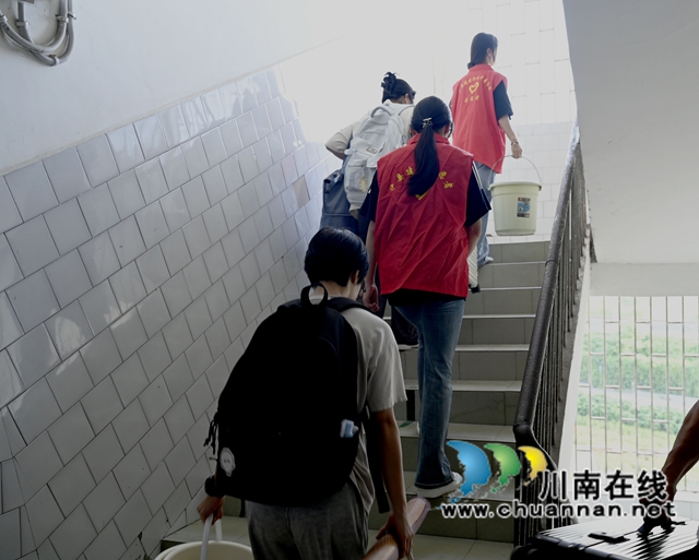 报告!泸县建校2026级新生已到校(图3) 0831志愿者帮忙.jpg