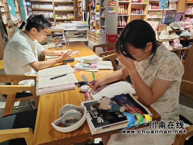 在图书馆学习.jpg