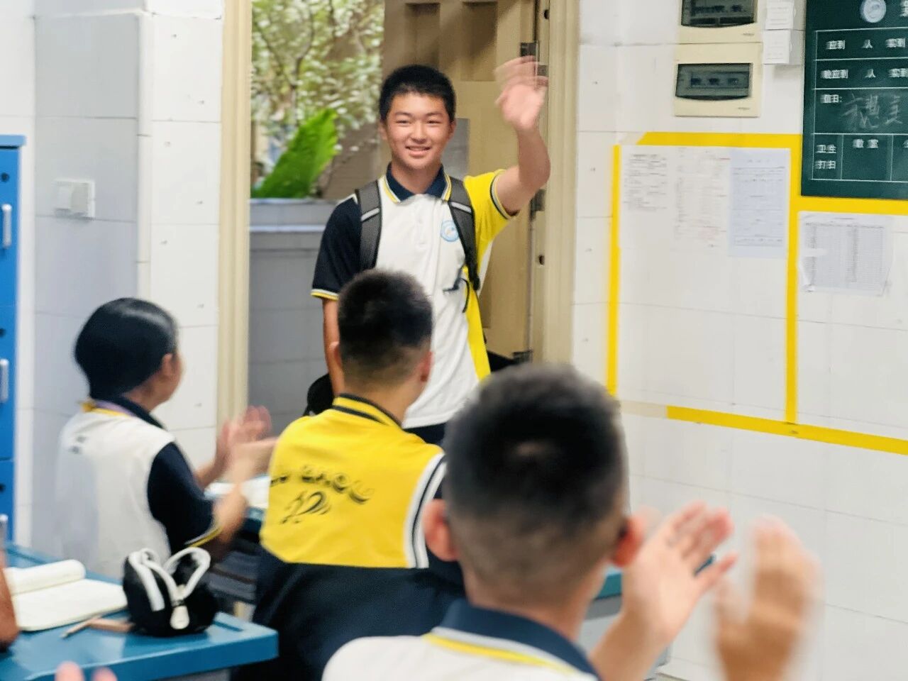 泸州市二十八中李智阳,欢迎返校→(图1) 1.jpg