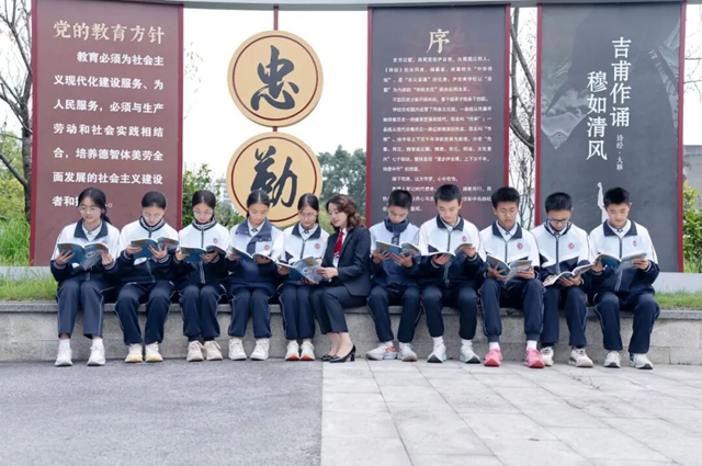 酒城良师 | 鲁明珍:共生的力量!我的“十好”名师工作室(图1) 鲁1.jpg