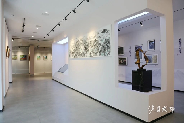就在泸县诗书画院!55幅写生作品定格龙城风景(图3) 3.jpg