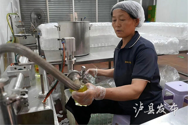一滴就上头的“灵魂调料”!泸县这瓶调味料年产值近千万(图1) 1.jpg