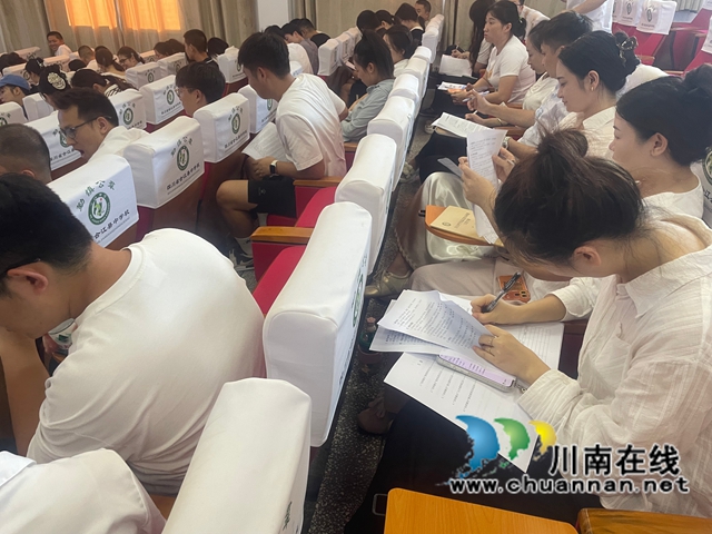 青蓝结对传薪火 匠心育人促成长|合江中学举行“青蓝结对·薪火相传”师徒结对帮扶仪式(图2) 签订协议书.jpg