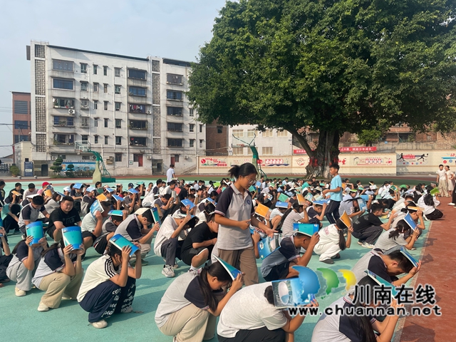 泸县六中:师生在演练中学会避险(图2) 清点人数.jpg