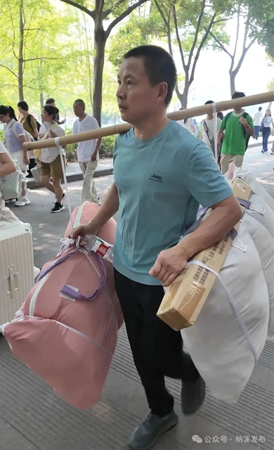 火遍全网的“扁担爸爸”找到了,来自纳溪(图1) 父1.jpg