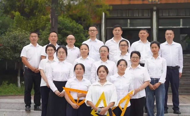 建校薪光・师者如炬|高宗伟:以数启智,用温暖唤醒迷途少年(图5) 高5.jpg