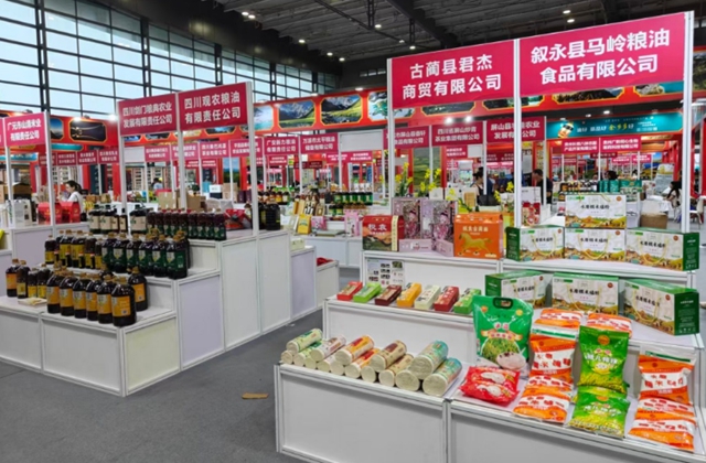 泸州7家粮油食品企业亮相第八届中国粮食交易大会(图2) 油2.jpg