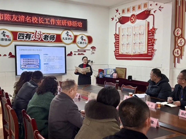 酒城良师 | 陈友清:深耕课程沃土,共绘育人繁花(图1) 陈1.jpg