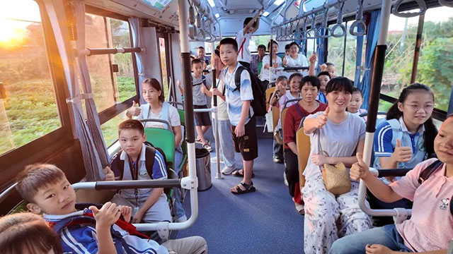 泸州公交护航通学路丨让学校放心、让家长安心、让学生开心(图4) 4.jpg