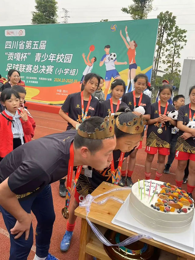 酒城良师 | 雍旭东:10年16个冠军,这群合江乡村女孩做到了!(图3) 3.jpg
