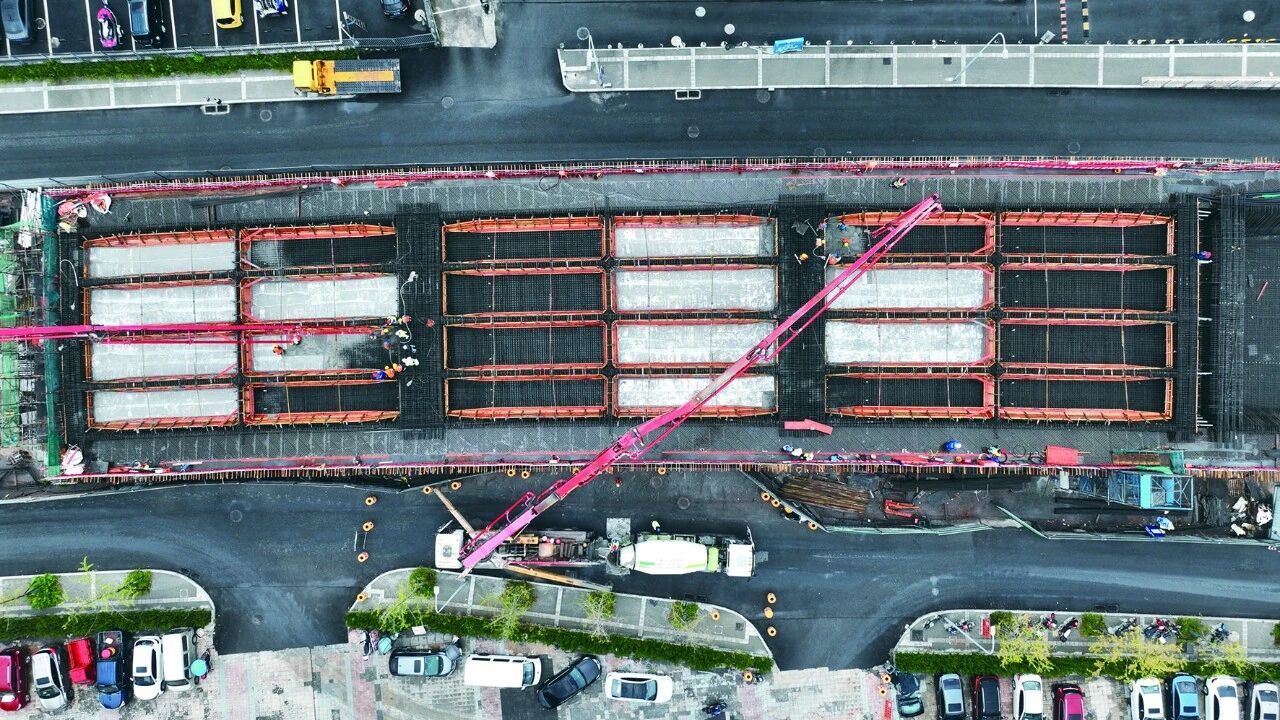 蓝安路跨线桥完成“第一浇”!泸州长江五桥南连接线建设再提速(图1) 长.jpg