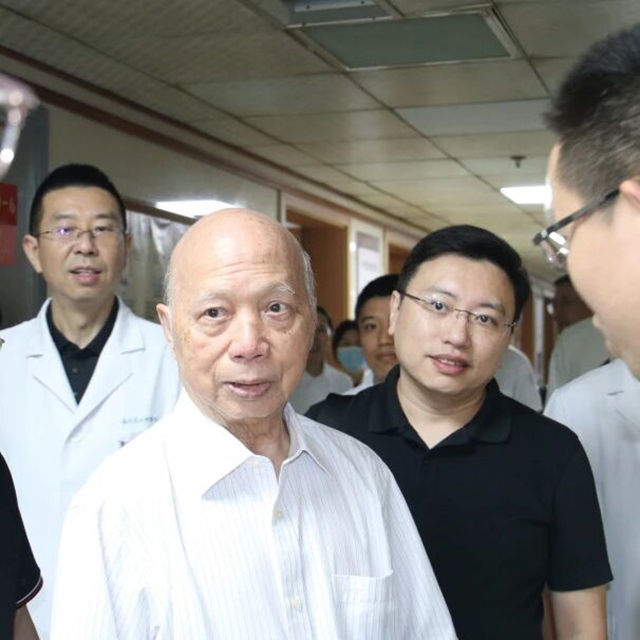 88岁国医大师的手上功夫!在西南医大中医院现场接诊2名患者(图2) 2.jpg