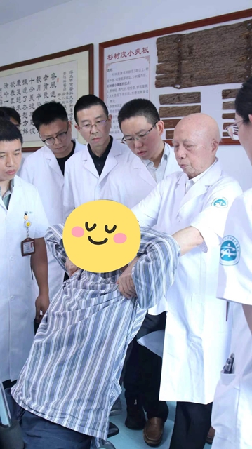 88岁国医大师的手上功夫!在西南医大中医院现场接诊2名患者(图4) 4.jpg