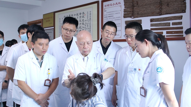 88岁国医大师的手上功夫!在西南医大中医院现场接诊2名患者(图3) 3.jpg