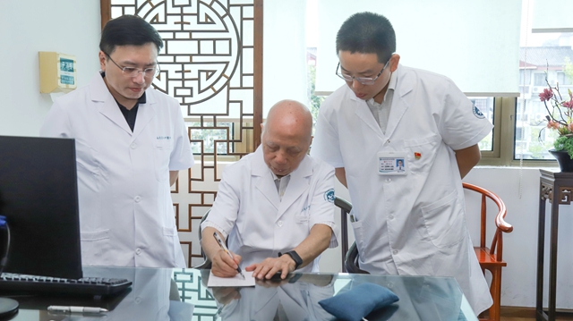 88岁国医大师的手上功夫!在西南医大中医院现场接诊2名患者(图7) 7.jpg