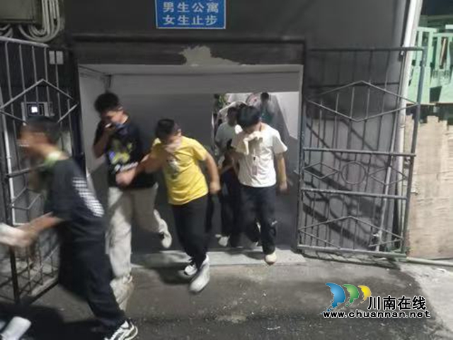 以练筑防,安全护航|纳溪区护国中学开展住校生夜间消防应急演练(图1) 安1.jpg