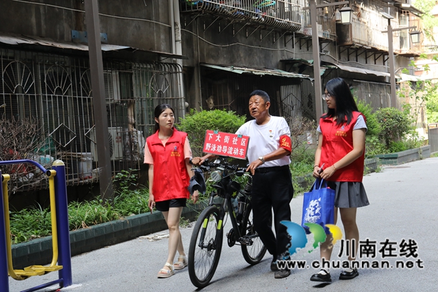 汪运全和志愿者.JPG