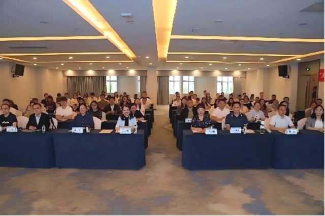 眼科专家齐聚泸州,共话疑难眼病诊疗与学科发展(图1) 眼1.jpg