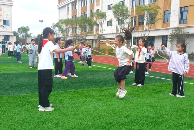 晨光运动、摸高墙……直击龙马潭区高铁新城学校的活力日常(图4) 4.jpg