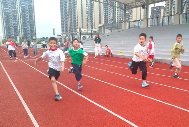 晨光运动、摸高墙……直击龙马潭区高铁新城学校的活力日常(图5) 5.jpg