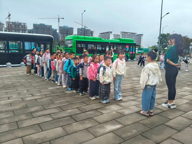 晨光运动、摸高墙……直击龙马潭区高铁新城学校的活力日常(图2) 2.jpg