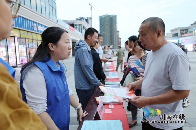龙马潭:全民国防教育集中宣传 增强国防观念 厚植爱国情怀(图2) 1.jpg