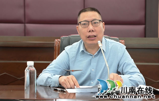 泸州市2026 年秋期中职三大类专业教研中心组活动在泸县建校举办(图6) 邹伦富主持集中教研会.jpg