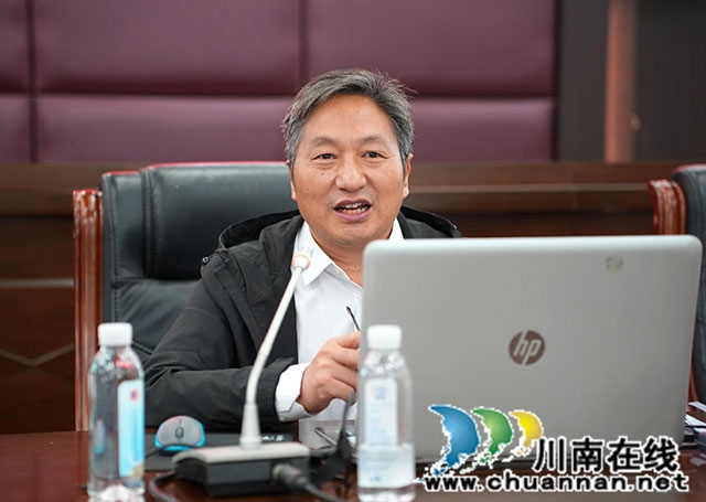 泸州市2026 年秋期中职三大类专业教研中心组活动在泸县建校举办(图7) 彭远斌带领参会教师学习解读赛事.jpg