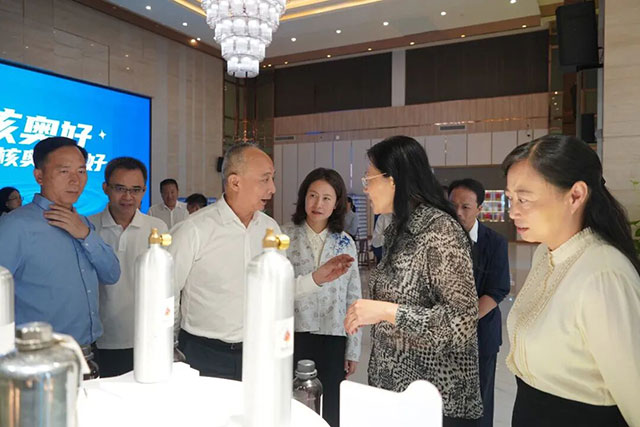 省卫健委副主任田兴军一行莅临核奥低氘水调研指导(图3) 3.jpg