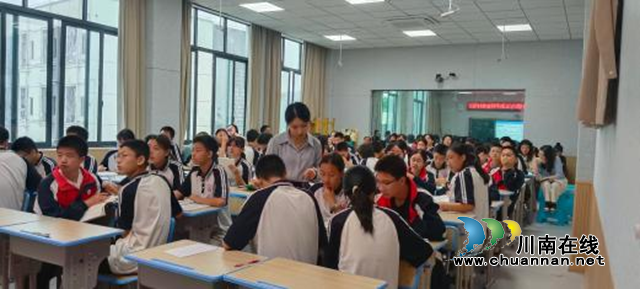 护国中学承办纳溪区2026年秋期“育本课堂”改革暨初中道德与法治学科教师数字素养提升培训(图2) 书本2.png