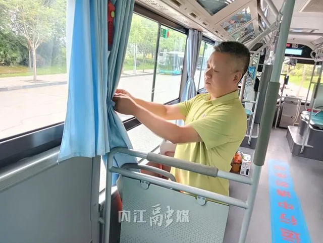 暖心!小车街头侧翻,内江两名公交车长合力救出被困人员(图1) 车3.jpg