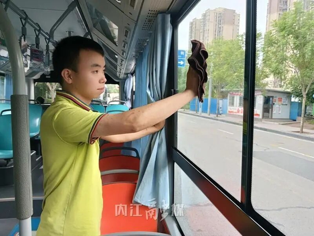 暖心!小车街头侧翻,内江两名公交车长合力救出被困人员(图3) 车2.jpg