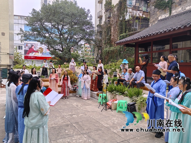吉甫清风迎国庆 东华古韵贺中秋|泸州市朱家山东华诗社旧址举办“着汉服·吟诗词”金秋雅集(图2) 吟诵现场.jpg
