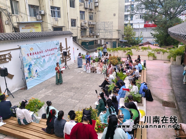 吉甫清风迎国庆 东华古韵贺中秋|泸州市朱家山东华诗社旧址举办“着汉服·吟诗词”金秋雅集(图4) 吟诵现场5.jpg