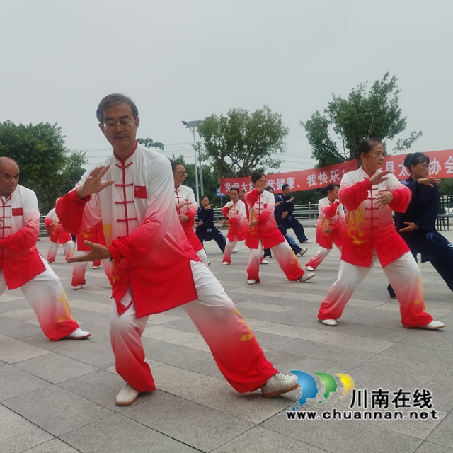 太极扬古韵 盛景贺华诞|泸县太极协会开展“庆中秋·迎国庆”太极展演活动(图2) 表演3.jpg