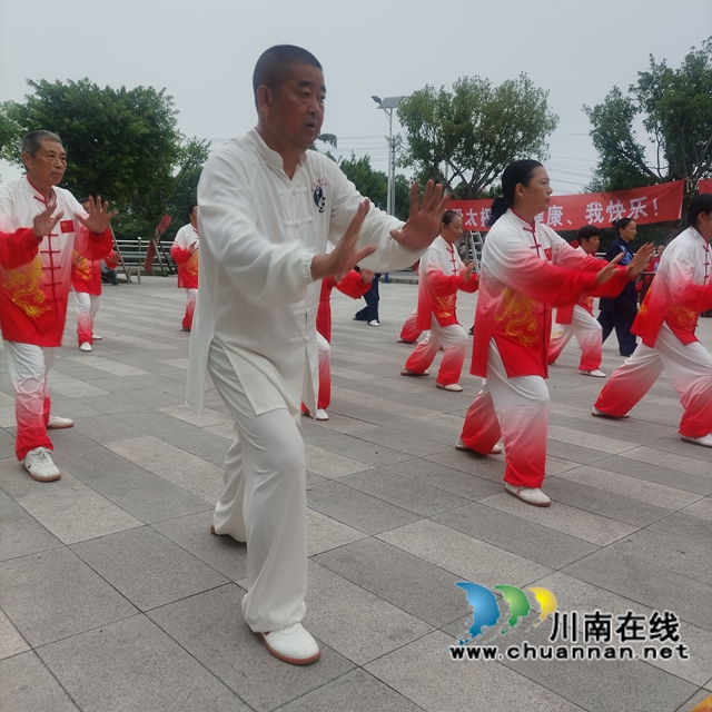 太极扬古韵 盛景贺华诞|泸县太极协会开展“庆中秋·迎国庆”太极展演活动(图1) 表演2.jpg