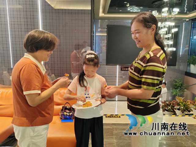 中秋月圆 童心敬老|泸县玄滩镇关工委开展老少共话中秋主题活动(图1) 分享月饼.jpg