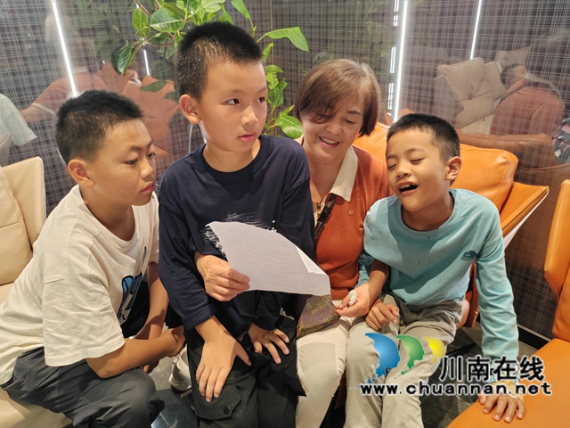中秋月圆 童心敬老|泸县玄滩镇关工委开展老少共话中秋主题活动(图2) 讲中秋故事.jpg
