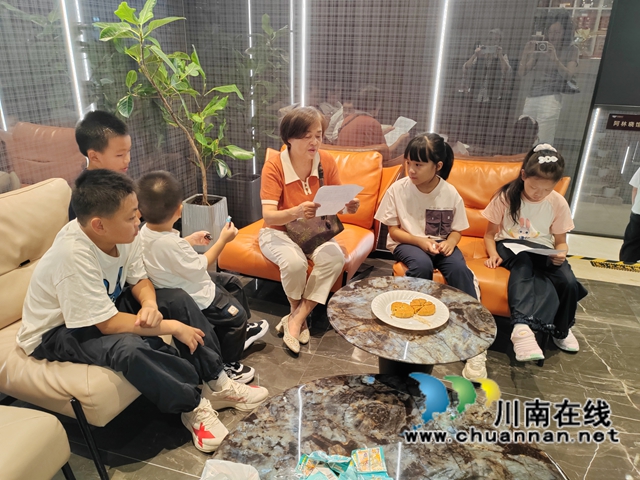 中秋月圆 童心敬老|泸县玄滩镇关工委开展老少共话中秋主题活动(图3) 一起听中秋故事吃月饼.jpg