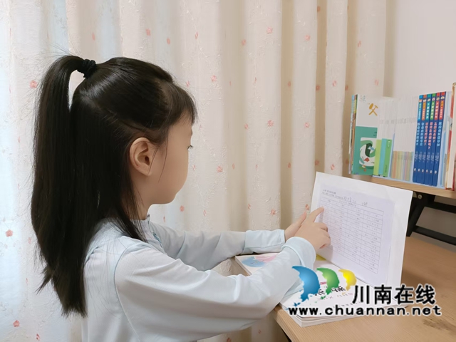 中秋月圆 童心敬老|泸县玄滩镇关工委开展老少共话中秋主题活动(图4) 看书了解中秋.jpg