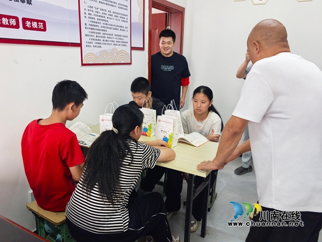 党员初心传暖意 中秋饼香润童心|纳溪区护国中学主题党日联动关工委开展暖心活动(图1) 微信图片_2026-09-28_173314_814.jpg